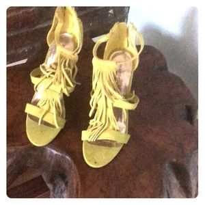 Pr. of kiwi colored fringed high heels.